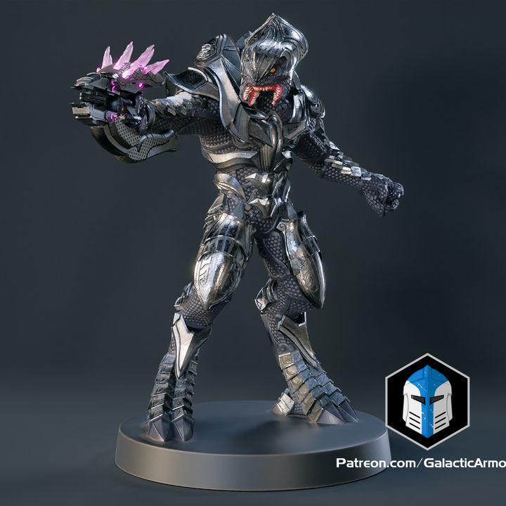 Arbiter miniatures in silver armor with blue details, posed dynamically with an energy sword or plasma rifle. Intricate sculpting captures the iconic Sangheili warrior, perfect for collectors and tabletop games.